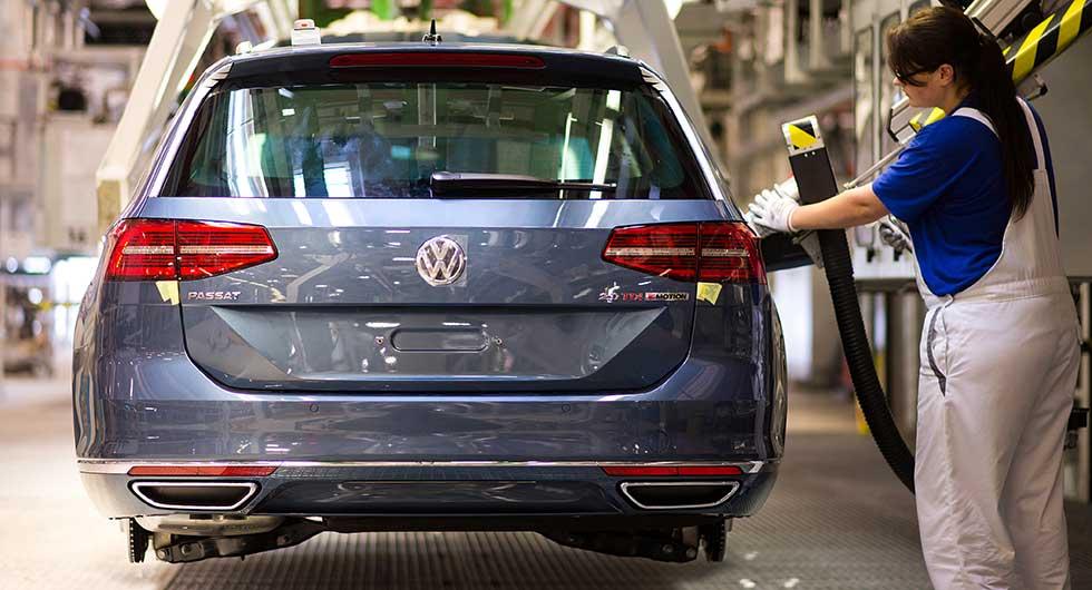 Kombivarianten av Passat vid produktionslinan i tyska Emden. Låg efterfrågan gör att Volkswagen måste pausa produktionen.
