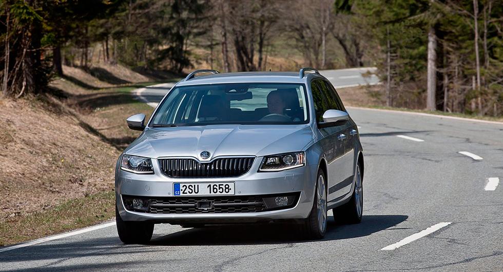 Frågeställaren undrar om bildatorns intervall av oljebyte på Skoda Octavia Combi går att lita på.
