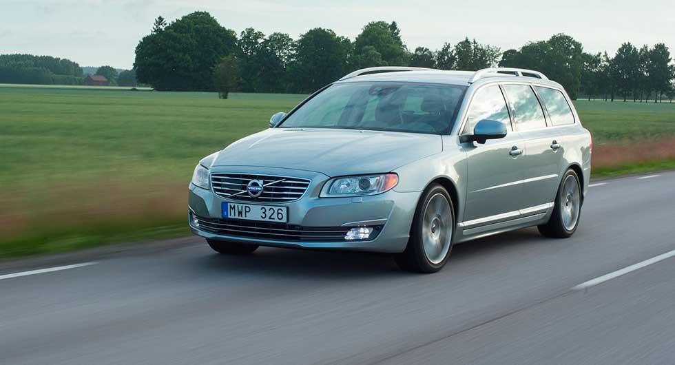 Frågeställaren oroar sig över fuktsamlande skumplast som kan utvecklas till rost på sin Volvo V70 från 2014.