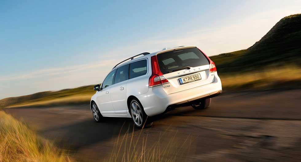 Frågeställaren upplever ett besvärande vindbrus i sin Volvo V70 från 2015.