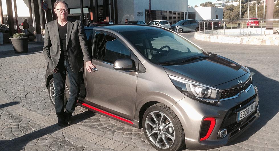 Motorjournalist Erik Rönnblom färgmatchar på provkörningen av nya Kia Picanto.