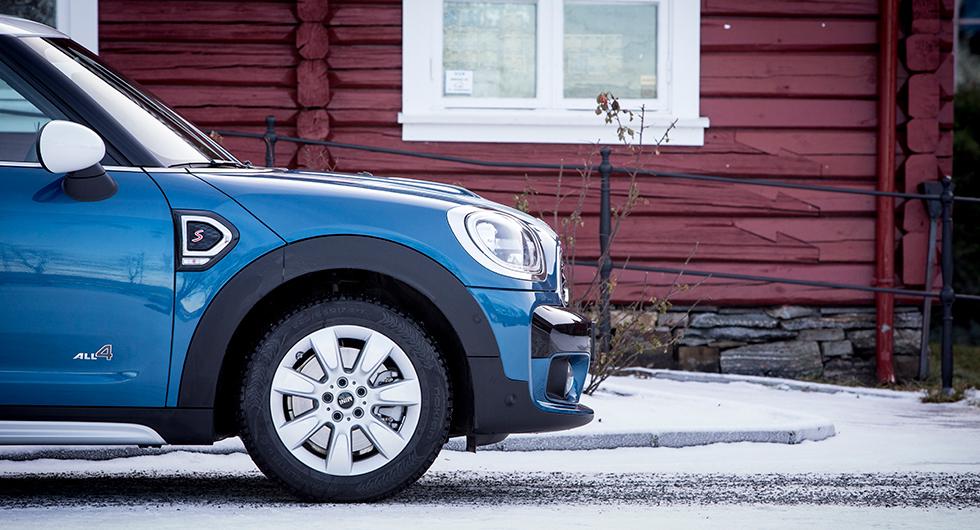 Countryman rullar två centimeter högre än vanliga tre- eller femdörrars Mini. En diger uppsättning av logotyper finns strösslade över karossen.