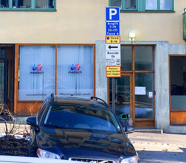 Frågeställaren undrar om man måste följa instruktionen om att parkera med fronten mot husfasaden.