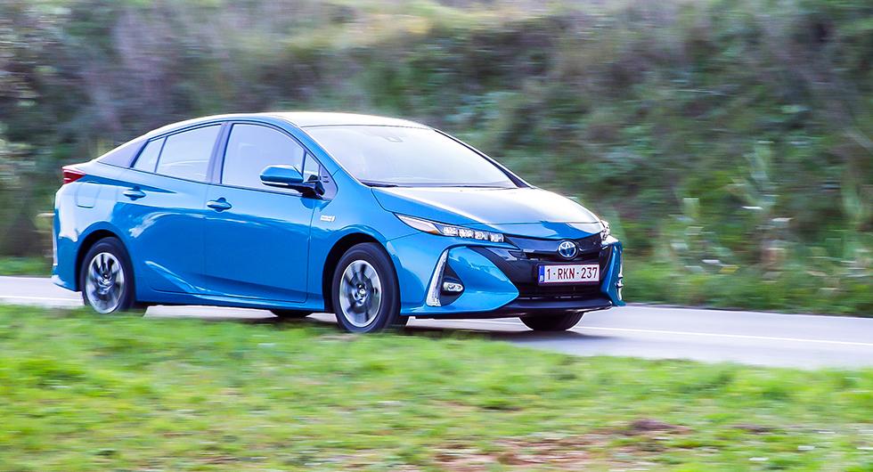 Laddhybriden kisar mer än vanliga Prius. LED-lyktorna anpassar ljuset efter fart, möte och styrriktning.