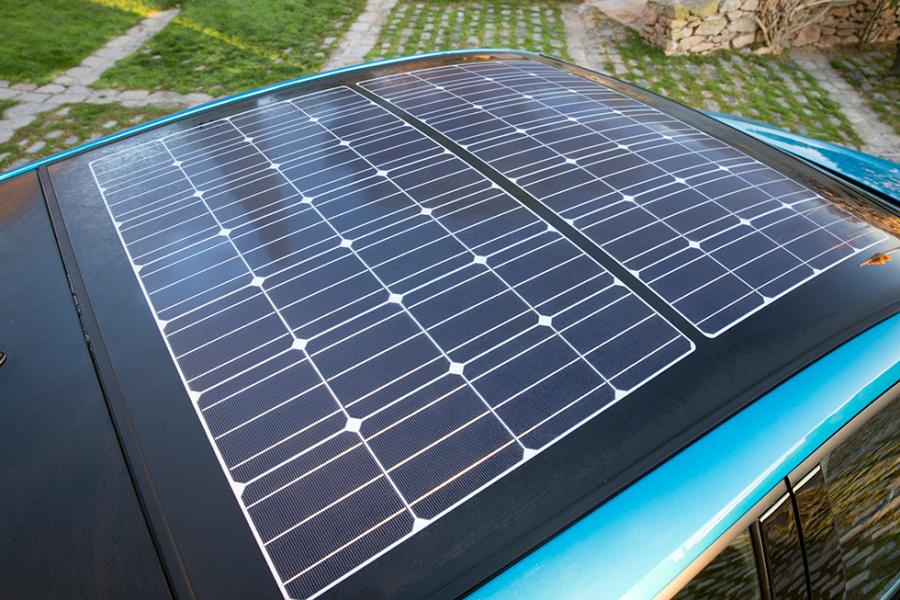 Solceller på taket ska kunna ge fem kilometer räckvidd om dagen. Kostar 18 000 extra.