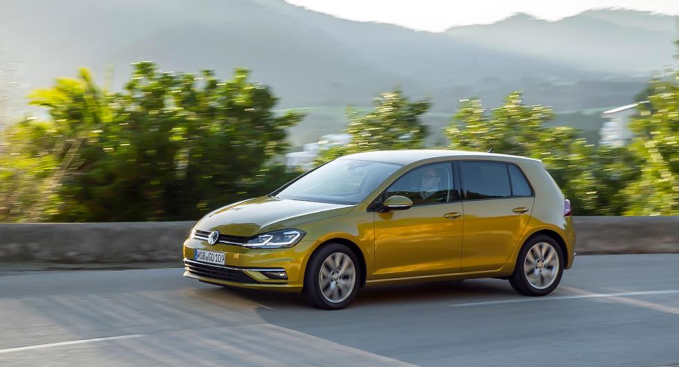 Konturskarpa lysdiodslingor och lätt omgjord stötfångare utmärker ansiktslyfta Golf. Uppdateringen gäller alla modellvarianter utom Sportsvan.