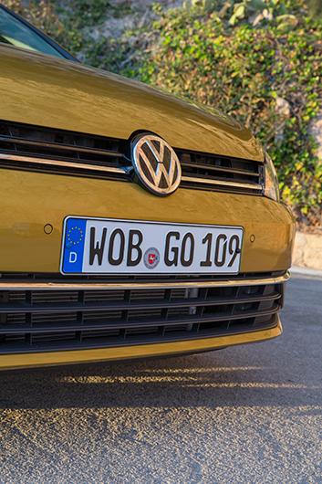 Tidigare har vi klagat på radarenhetens utsatta placering under stötfångaren. Nu sitter den bakom VW-märket.