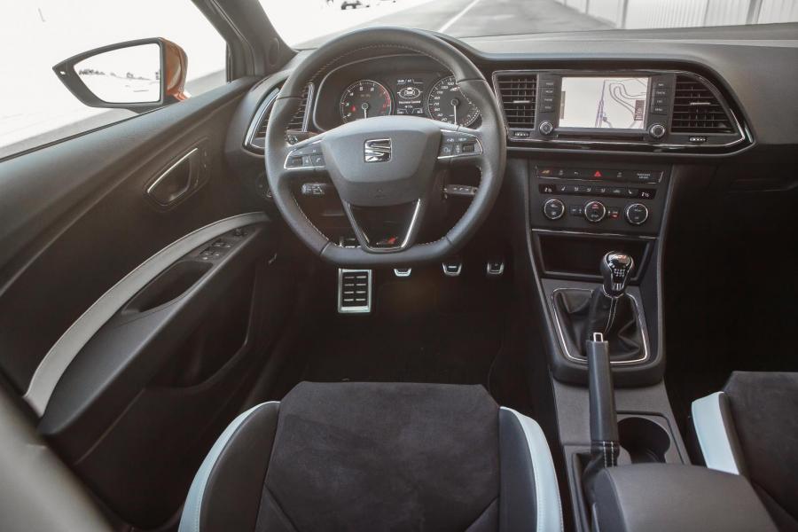 Mycket känns igen från koncernkusinerna Volkswagen Golf och Skoda Octavia men mittskärmen är mindre i Seat.