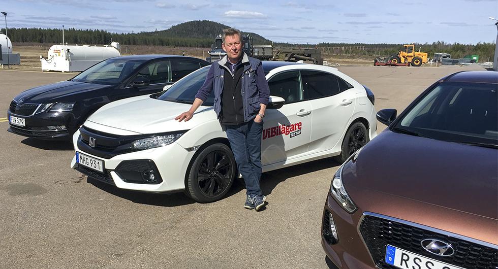Skoda Octavia, Honda Civic och Hyundai i30 uppradade på testflygfältet i Hagfors. En av dem bullrar så att trumhinnorna bågnar.