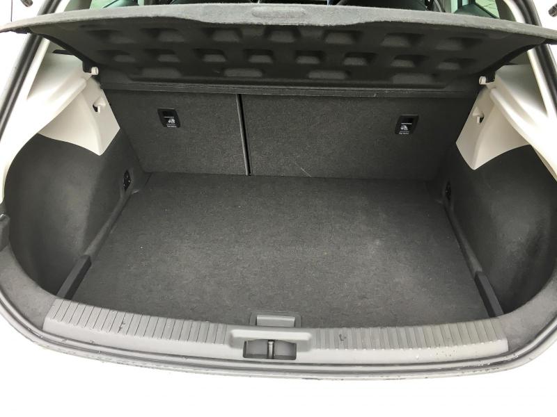 Här ryms 380 liter – precis som i Golf. Dubbelt golv är tillval.