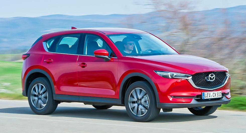 Nya CX-5 har stramare och mer konsekvent design. Här med ny glittrig soul red crystal-lack.