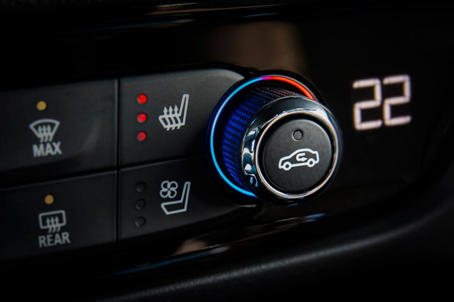Här ställs temperaturen med rejäla vred. Opel har inte gått i pekskärmsfällan.