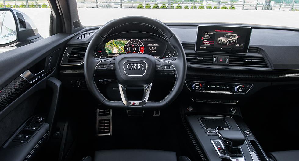 Audi erbjuder en av marknadens bästa förarmiljöer men interiören är delvis ganska plastig.