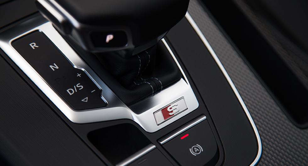 Automatlåda med momentomvandlare och kontinuerlig ”klassisk” Quattro-fyrhjulsdrift, är standard.