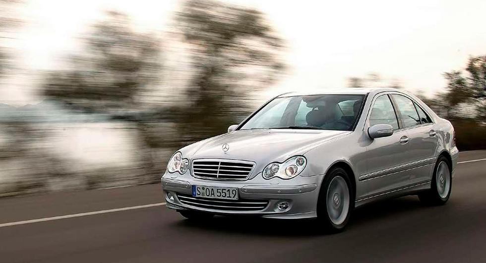 Frågeställen undrar vad det kostar att byta en trasig framfjäder på en Mercedes C-klass från 2004.