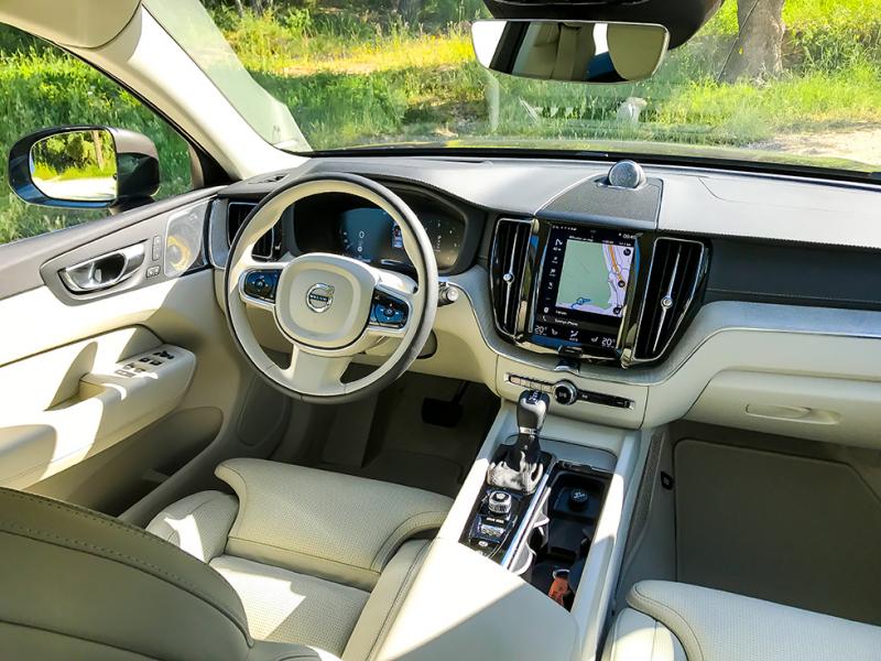 Interiören i de fullutrustade testbilarna är elegant med mängder av trä och läder. Framstolarna är desamma som i XC90 och tillhör de bästa på marknaden. En finess är ett bleck i stolarnas infästning som kollapsar vid en olycka och tar upp krockkrafter som annars skulle kunna ge ryggskador.
