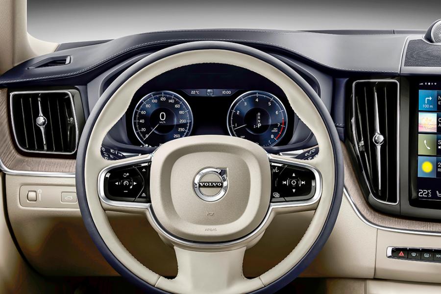 Instrumenten är tydliga och ratt-knapparna enkla att sköta. Layouten är identisk med den i XC90.
