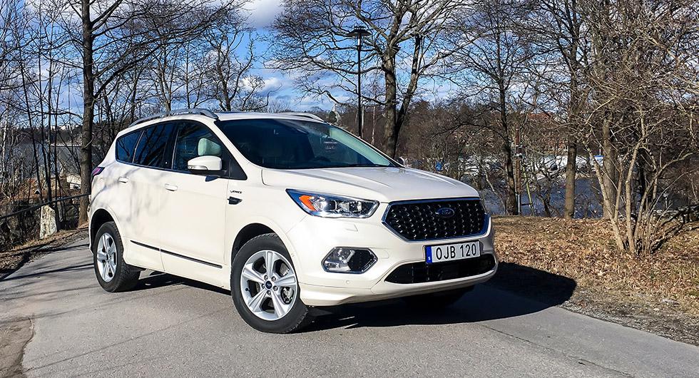 Ny stor grill utmärker uppdaterade Kuga. Dubbelkopplingslådan till dieselmotorerna växlar ovanligt mjukt.