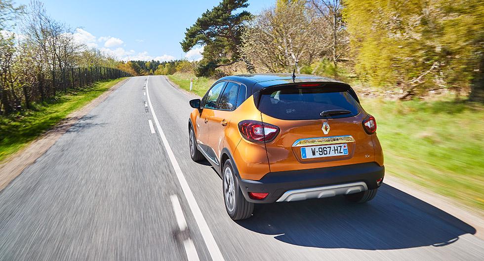 Hasplåtar i plast är ett nytt designattribut för Captur. Bakljusen har fått ny design.