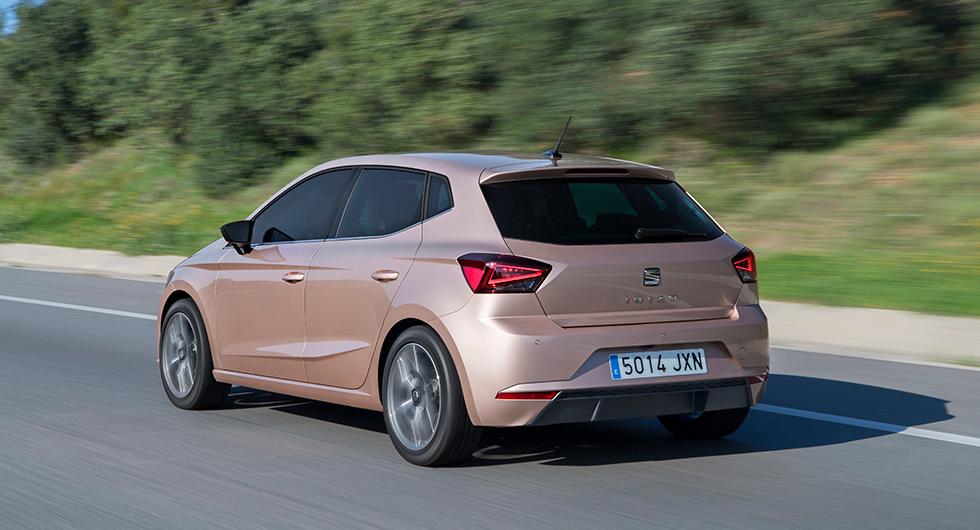 Nya Ibiza är lika lång som förut men 87 mm bredare. Tillsammans med en decimeter längre axelavstånd trollar Seat fram mer utrymme. Ibiza lastar nu mer än Volvo V40.