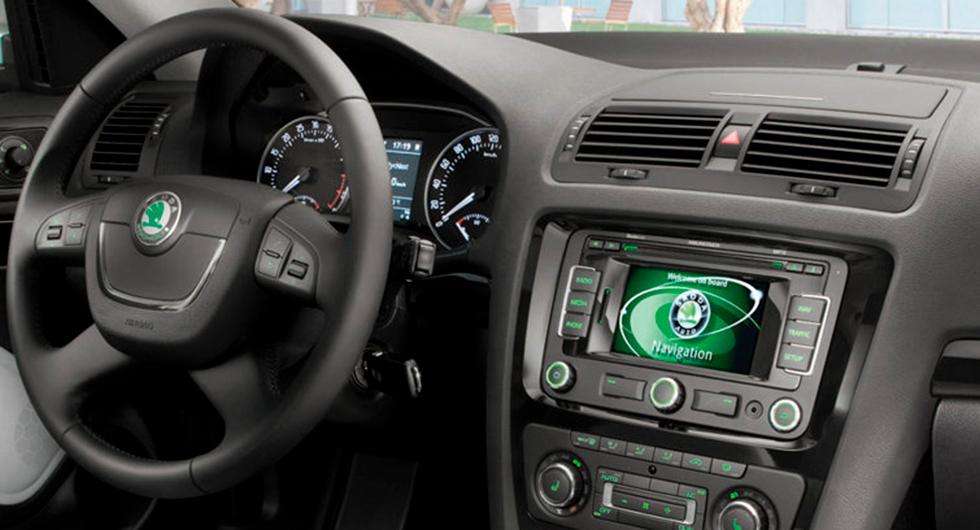 Navigationssystemet i frågeställarens Skoda Octavia från 2012 kan inte svenska.