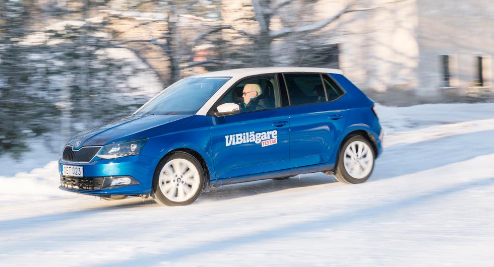 Frågeställaren undrar om det kan vara skadligt för motorn i en Skoda Fabia från 2017 om man rullar i friläge i nedförsbackar.