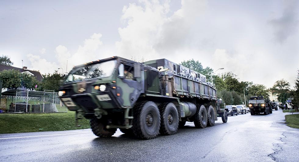 Aurora 17 är den största försvarsövningen i Sverige på 20 år. Förutom att militären övar i luften och till sjöss kommer de även nyttja vägar för transport.