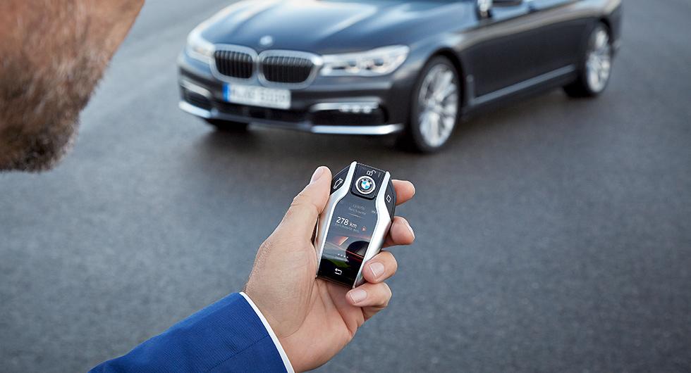BMW överväger möjligheten att ta bort traditionella bilnycklar och istället låsa upp med en app i mobilen.