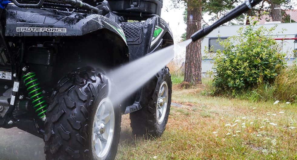 Effektiv så det förslår. En högtryckstvätt försvarar sin plats i varje garage.