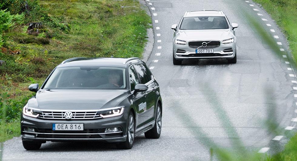 Volkswagen Passat smiter om Volvo V90 i augustis nybilsstatistik. Nästan hälften av alla nyregistrerade Passater var laddhybrider.
