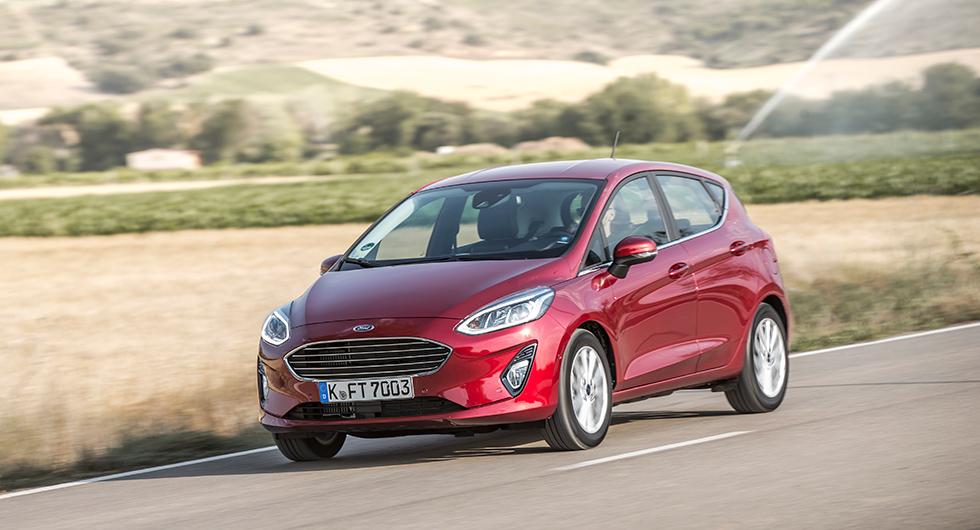 Designen är ytterst försiktigt förändrad och nya Fiesta är snarlik sin föregångare. Men den är nästan decimetern längre och i fronten har ”Aston Martin-grillen” tonats ned.