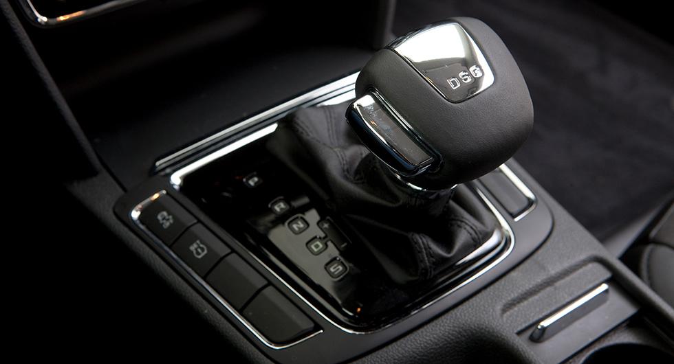 Frågeställaren undrar över driftsäkerheten gällande kamkedja och automatlåda i Skoda Superb.