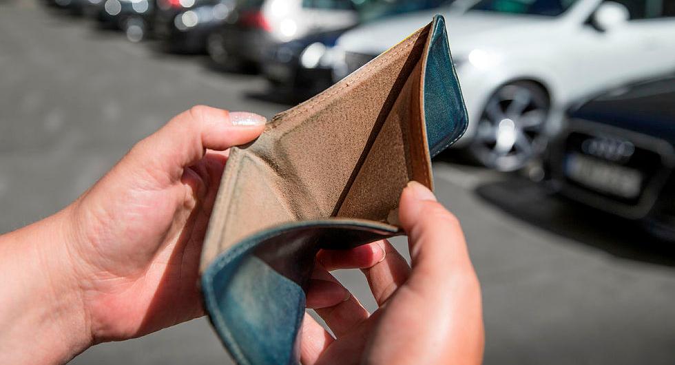 Många svenskar tenderar att underskatta månadskostnaden på bilar, vilket kan gräva hål i plånboken. Det visar en ny Sifo-undersökning.
