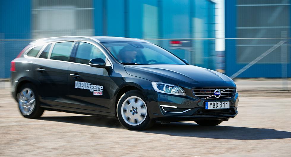 Frågeställaren köpte en ny Volvo V60 i år. Efter bara några månader utsattes skruvgängorna på underredets plastsköld för rejäla rostangrepp.