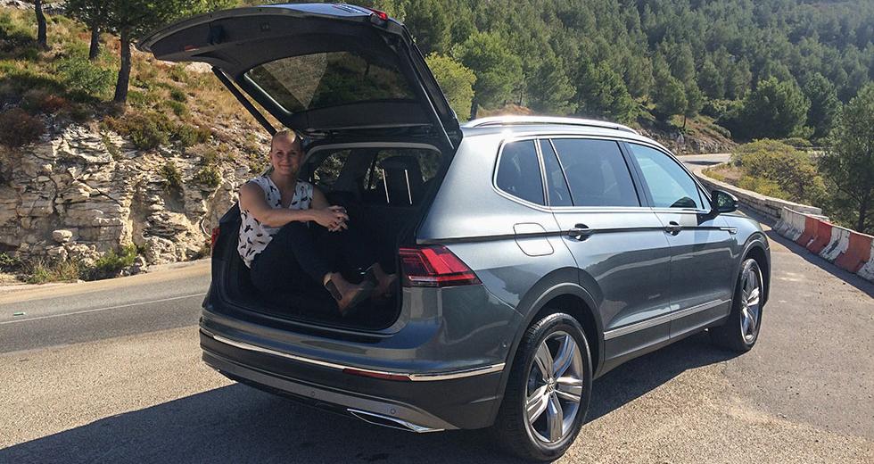 Med tredje sätesraden uppe rymmer bagageutrymmet 230 liter. Nästan nog för att inhysa en motorjournalist.