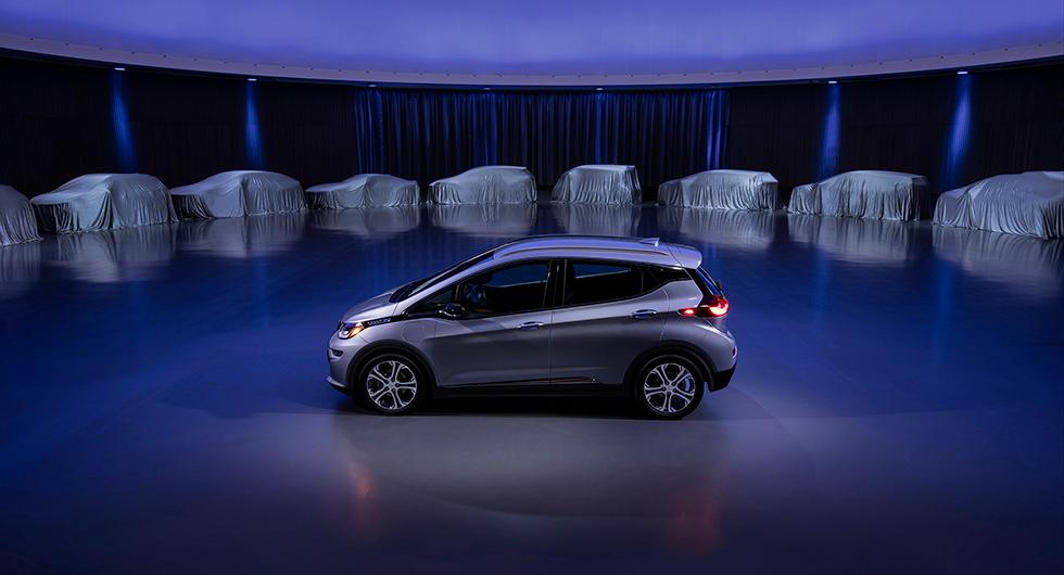 Chevrolet Bolt, som i Europa säljs som Opel Ampera-e. I bakgrunden skymtar den elbils-offensiv som General Motors planerat inför de kommande åren.