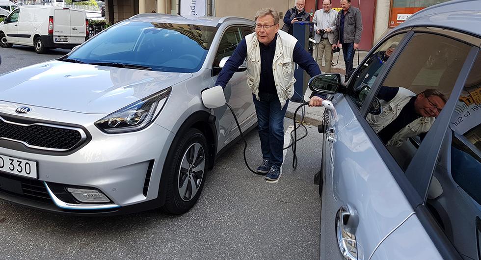 Att, som på bilden, fylla batteriet på en laddstation tar drygt tre timmar. Via ett vanligt vägguttag tar laddningen cirka fem timmar.