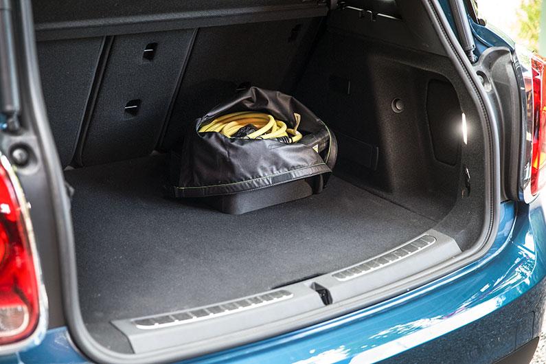 Laddkabeln får inte plats i förvaringsfacket under golvet utan får läggas lös i bagageutrymmet.