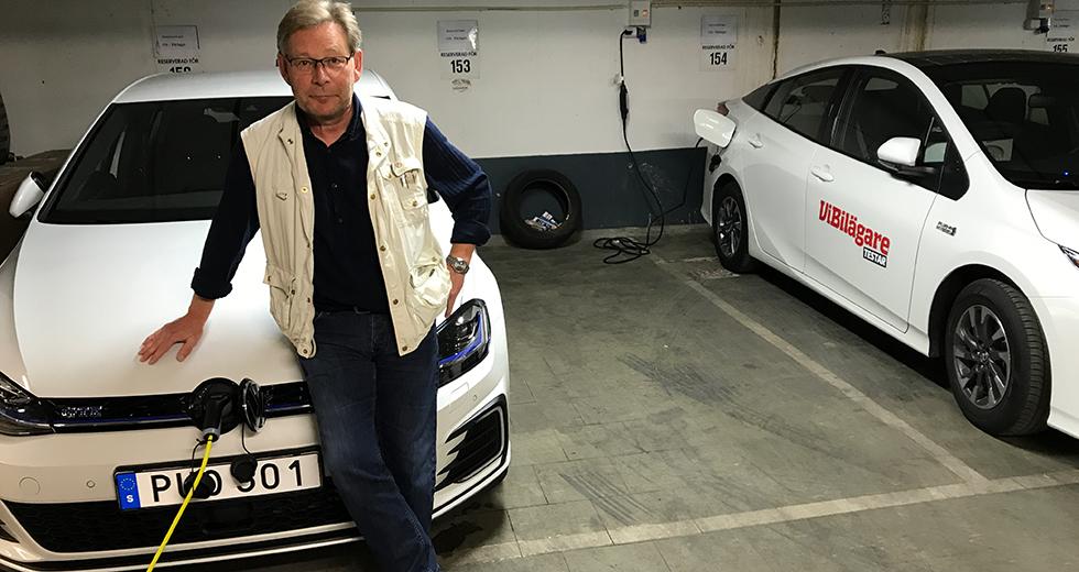Två laddhybrider klara för start i testgaraget; VW Golf GTE och Toyota Prius. Saknas på bilden gör Hyundai Ioniq.