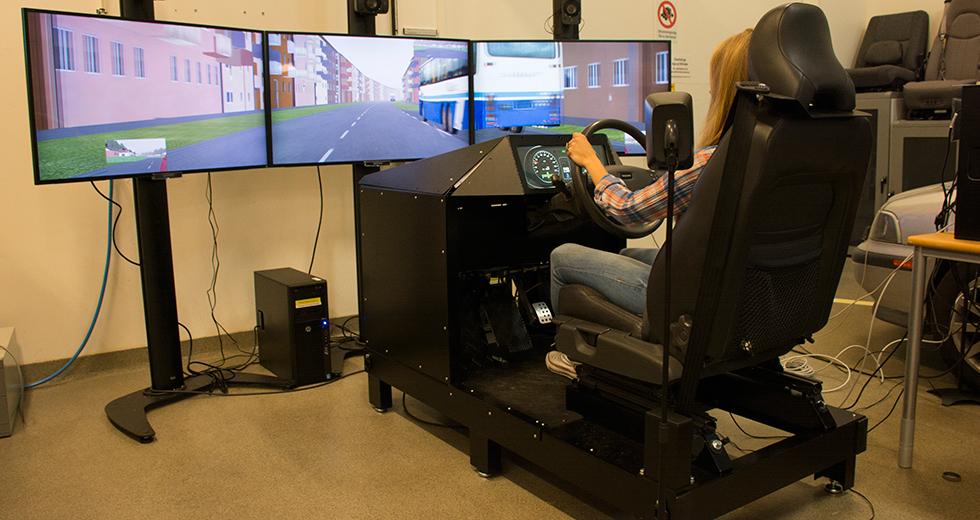 Så här kan det se ut när en bilsimulator används. Bilden visar en äldre simulator.