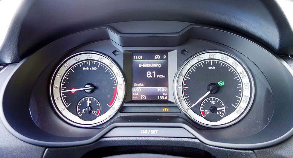 Nej, vita siffror på ljusgrå bakgrund är ingen bra idé. Skoda borde fundera ett varv till på sin instrumentlayout.