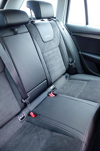 Tjusig klädsel i läder/Alcantara ingår i Adventure Edition. Baksätet är riktigt rymligt.