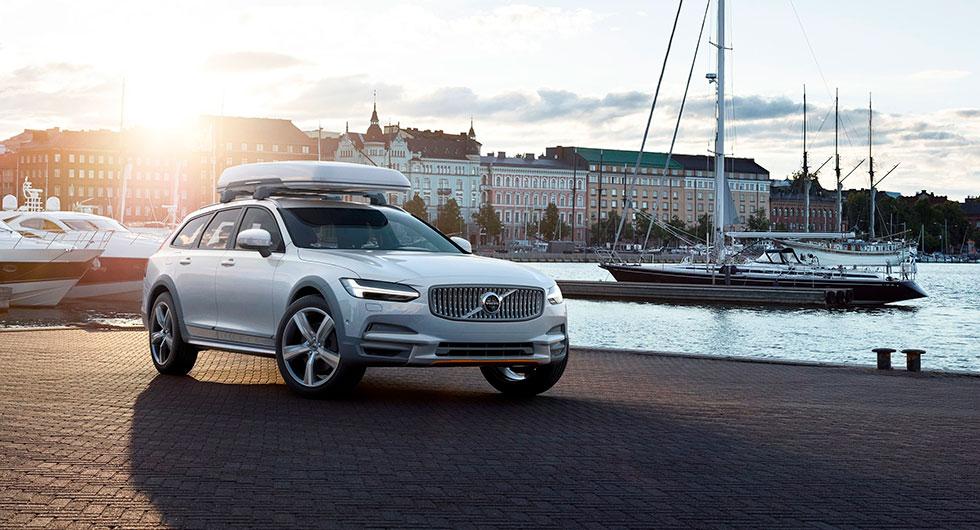 V90 Cross Country med fisknät i mattan