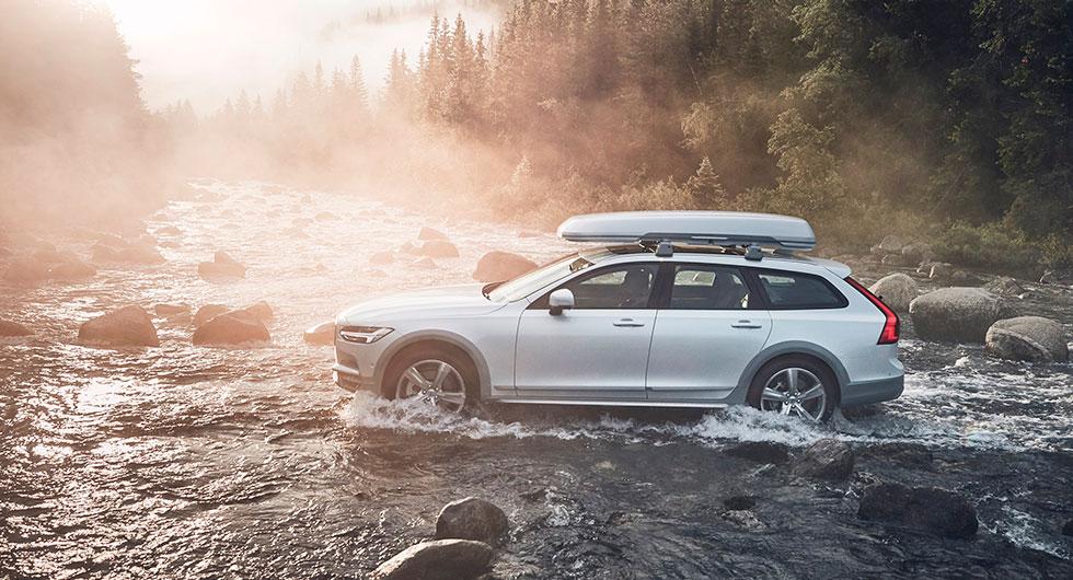 V90 Cross Country med fisknät i mattan