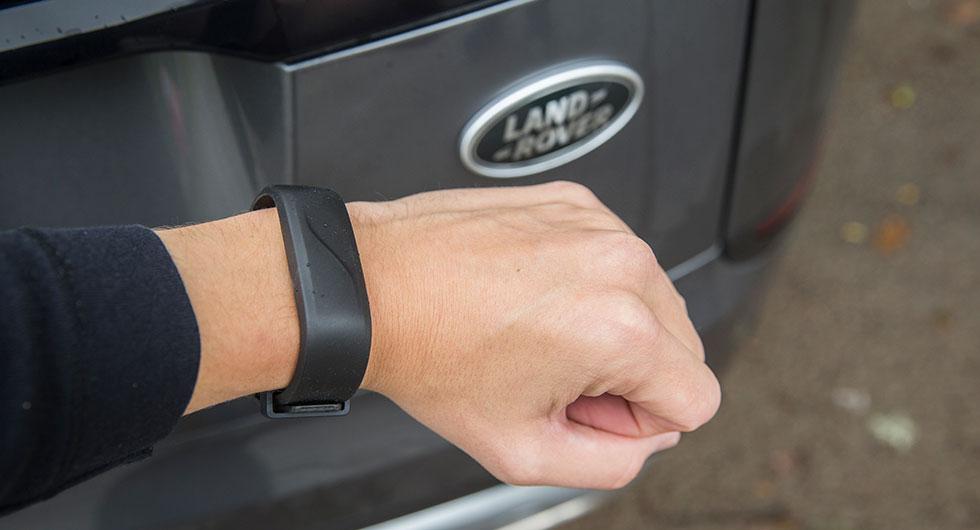 Det vattentäta armbandet för 5 200 kronor fungerar som nyckel.