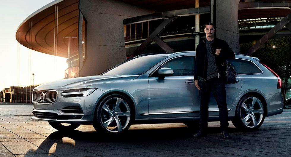 Frågeställaren undrar varför Volvobilar saknar registreringsskyltar i reklamen.