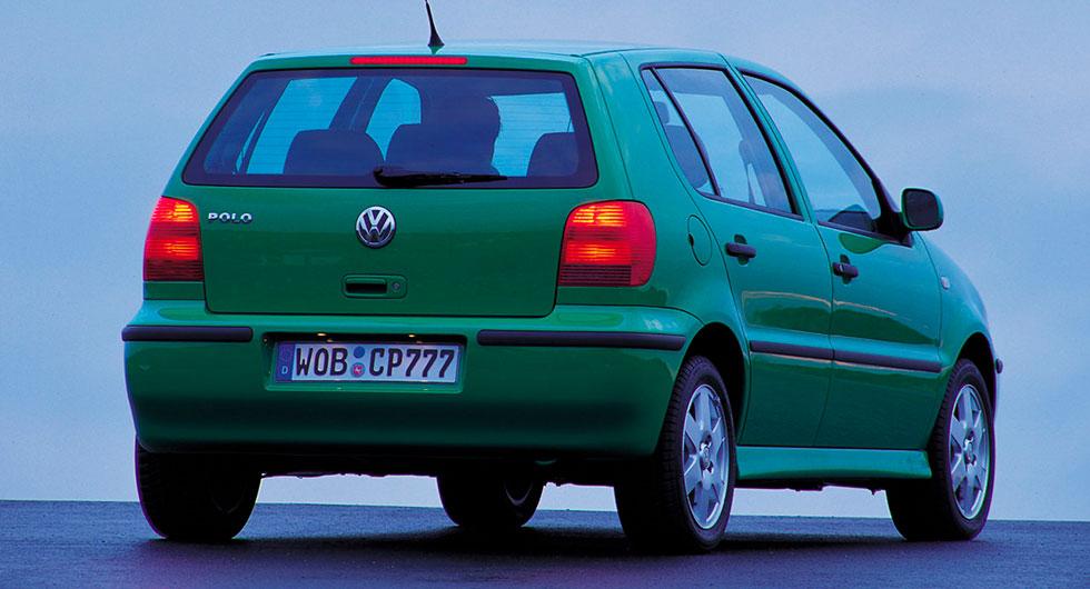 Frågeställaren ska parkera sin Volkswagen Polo från 2002 på flygplatsen i två veckor och är orolig att den inte kommer att starta sen.