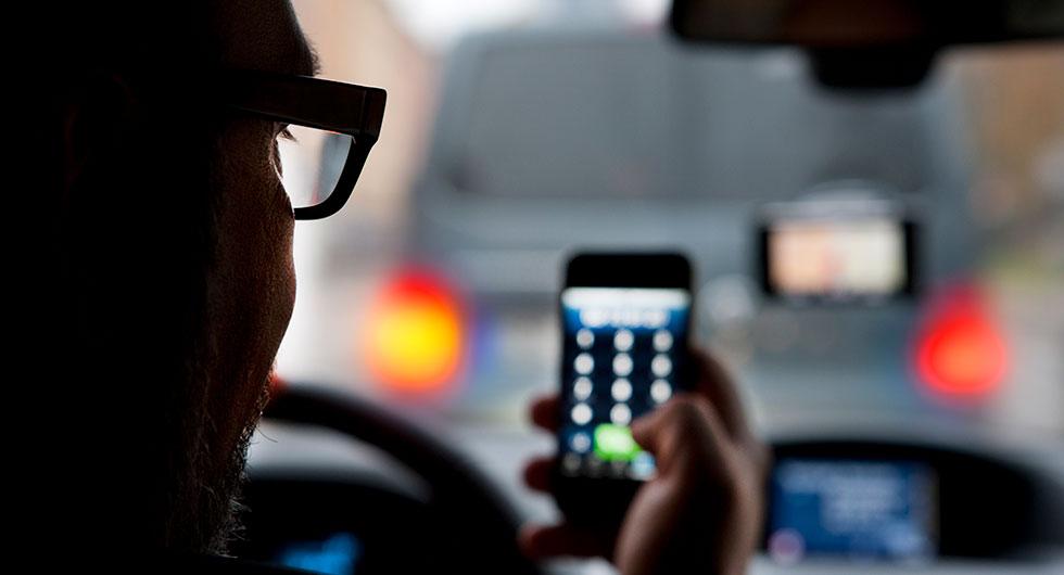 Handhållen mobil förbjuds i bil