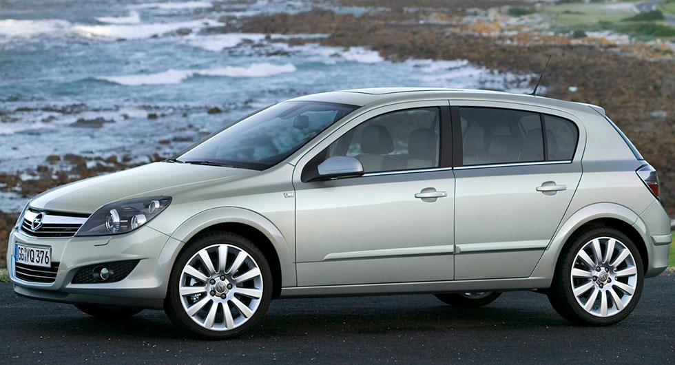 Efter kraftigt regnoväder upptäckte frågeställaren vattenfläckar i kupén på sin Opel Astra från 2008.