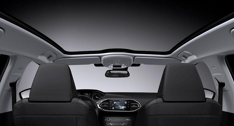 Frågeställaren har en Peugeot 308 SW med glastak och undrar varför det inte görs krocktester med bilar som är utrustade med tak i glas.